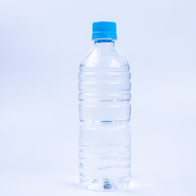 Garrafa de água plástica transparente com tampa azul