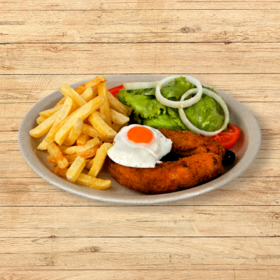 Prato com peixe frito, batatas fritas, ovo estrelado e salada sobre mesa de madeira