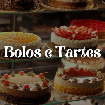 Vitrine com bolos e tartes variados decorados com frutas e chocolate