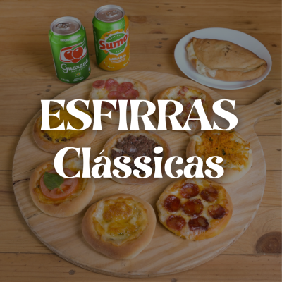Esfihas clássicas dispostas em prato de madeira, esfirra fechada em prato branco e latas de refrigerante sobre mesa de madeira