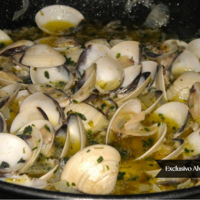 Amêijoas frescas em molho com ervas em recipiente preto