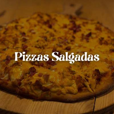 Pizza salgada com queijo derretido e pedaços de carne numa base fina