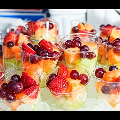 Copos transparentes com fruta cortada sobre gelo branco