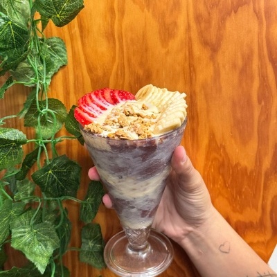 Copo de sobremesa com iogurte, granola, morangos e biscoitos