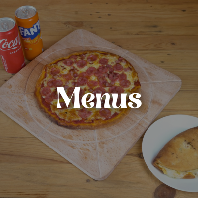 Pizza de pepperoni com duas latas de refrigerante e pão recheado numa mesa de madeira