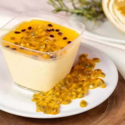 Sobremesa em copo quadrado com mousse e polpa de maracujá