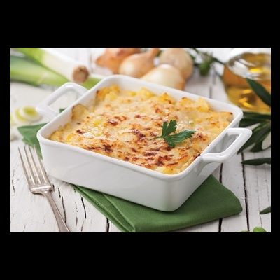 Assadeira branca com prato gratinado e salsa