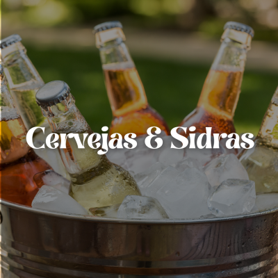 Três garrafas de cerveja e sidra dentro de balde de gelo ao ar livre