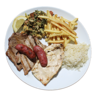 Prato com bifes, salsichas, frango grelhado, arroz, batatas fritas, molho vegetal e fatia de limão