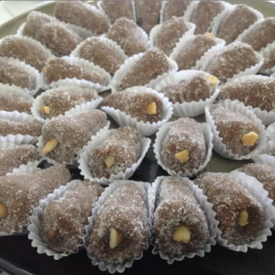 Doce tradicional português em forma de cone com açúcar e amêndoas em formas de papel