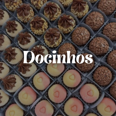 Docinhos em forminhas de papel de três tipos diferentes organizados em fileiras