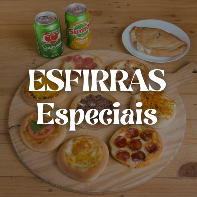 Esfirras especiais variadas com refrigerantes e texto sobreposto em mesa de madeira