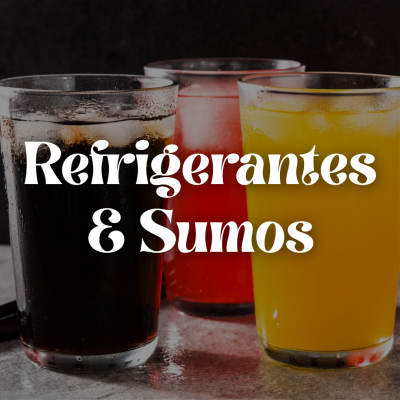 Três copos com refrigerantes e sumos coloridos e texto promocional