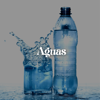 Garrafa de água de plástico com copo de vidro e splash de água