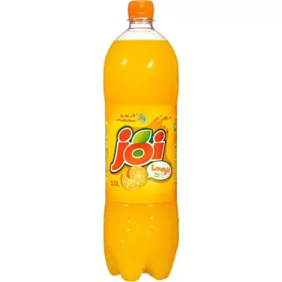 Garrafa plástica amarela translúcida de refrigerante de laranja com rótulo colorido