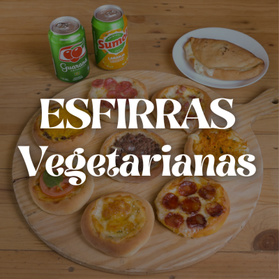 Esfirras vegetarianas variadas em tábua de madeira com refrigerantes e texto