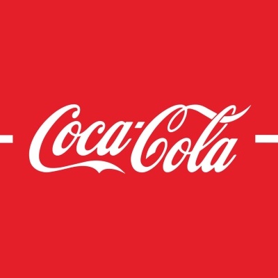 Logótipo Coca-Cola branco em fundo vermelho com linhas brancas horizontais