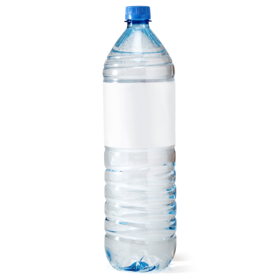 garrafa de água de plástico transparente com tampa azul e rótulo branco