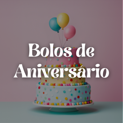 Bolo de aniversário colorido com balões no topo