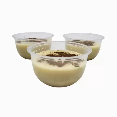 Três tigelas de plástico com creme branco e pó castanho