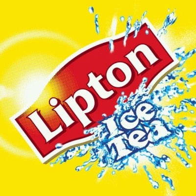 Logótipo Lipton Ice Tea com gotas de água e fundo amarelo