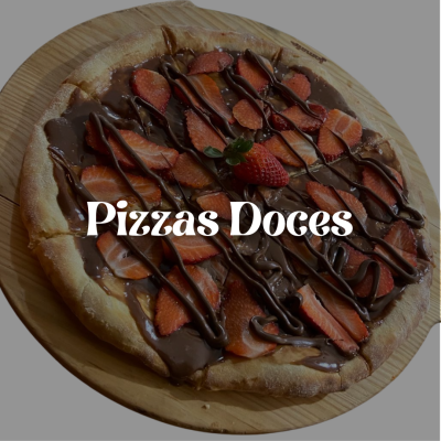 Pizza doce com chocolate e morangos numa tábua de madeira