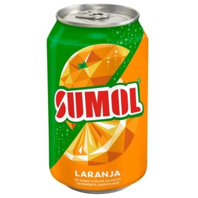 Lata de refrigerante SUMOL sabor laranja em fundo verde e laranja