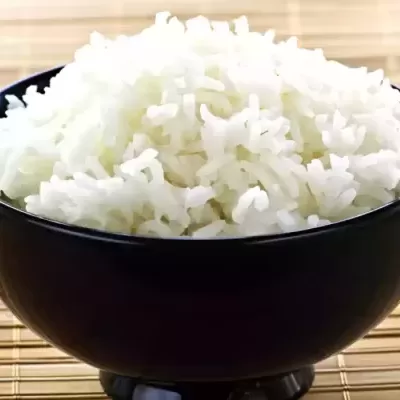 Tigela preta com arroz branco cozido