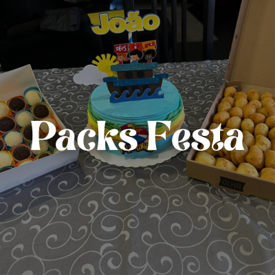Bolo de festa azul temático com nome João e caixas de brigadeiros e salgados numa mesa
