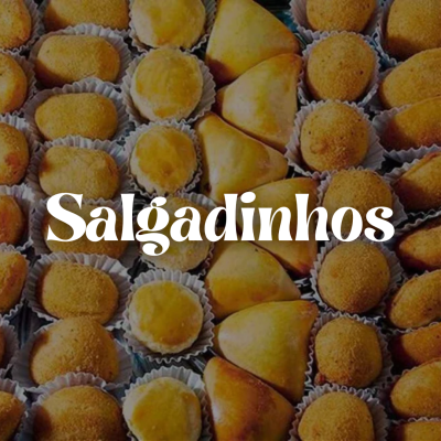 Salgadinhos variados dourados em caixas com papel branco