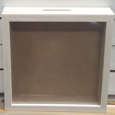 Caixa de madeira quadrada com moldura branca e fundo castanho