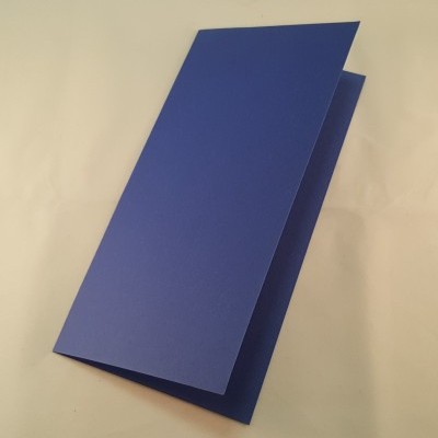 Cartão dobrável azul escuro sobre superfície clara