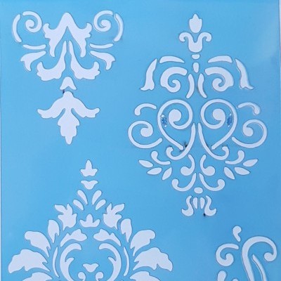 Stencil azul com padrões decorativos em branco e embalagem preta com texto
