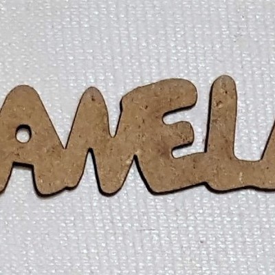 Palavra CANELA em letras de madeira clara com perfurações