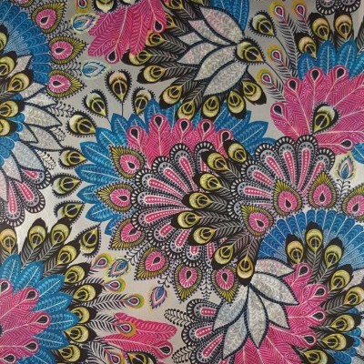 Tecido com padrão floral colorido em rosa, azul, amarelo e preto sobre fundo bege