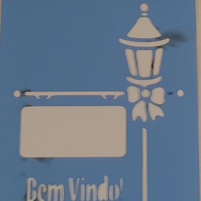Stencil azul claro com desenho de candeeiro, moldura e texto 'Bem Vindo!'