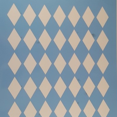 Stencil com padrão de losangos brancos em fundo azul, com embalagem preta e texto ATILA RSE, Hobby e STENCIL