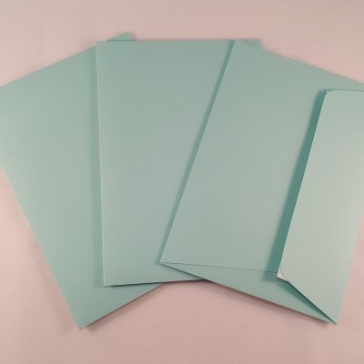 Quatro envelopes de papel azul claro em fundo branco