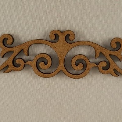 Peça decorativa em madeira com padrão de arabescos curvos sobre fundo branco