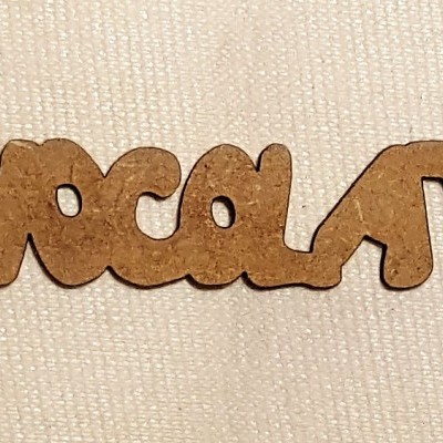Palavra 'CHOCOLATTE' recortada em material castanho claro sobre tecido branco