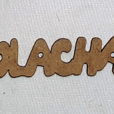 Palavra em madeira cortada a laser 'BOLACHAS' com buracos sobre tecido branco