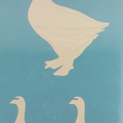 Padrão azul com silhuetas brancas de patos de vários tamanhos