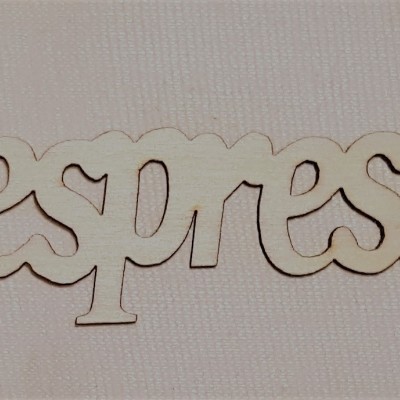 Peça decorativa em madeira clara com a palavra 