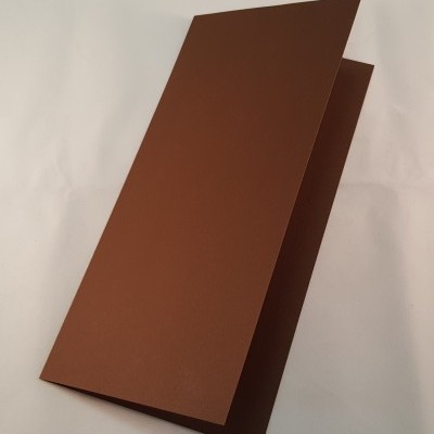 Folha de papel marrom dobrada sobre superfície branca