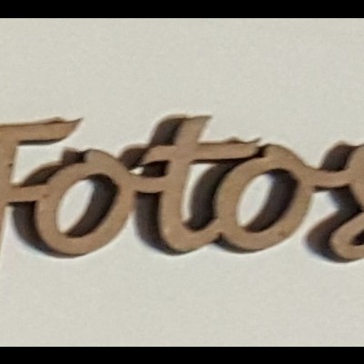 Palavra 'Fotos' em madeira recortada sobre fundo branco