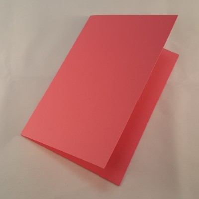 Papel rosa dobrado ao meio sobre fundo branco