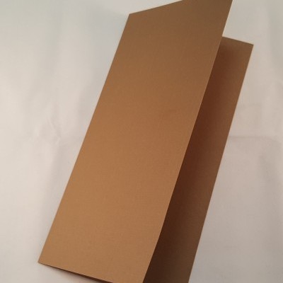 Cartão de cartolina castanho dobrado ao meio