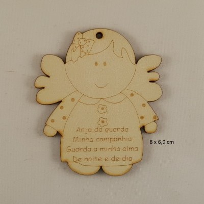 Anjo da guarda em madeira clara com texto gravado e asas
