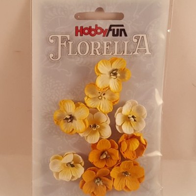 Flores artificiais amarelas, creme e laranja em pacote claro da marca Hobbyfun Florella
