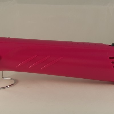 Secador de ar quente rosa com detalhe metálico e suporte de metal